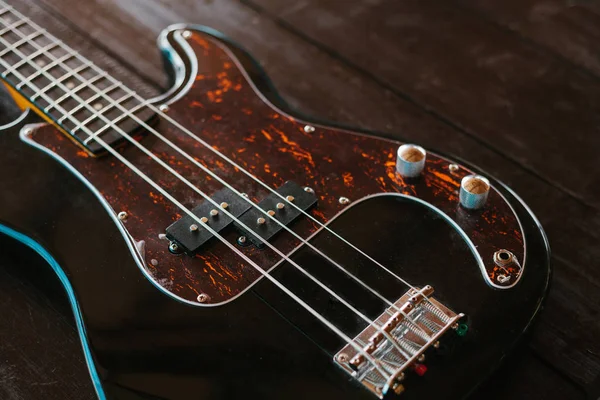 Guitarra eléctrica sobre una superficie de madera. Fondo conceptual . — Foto de Stock