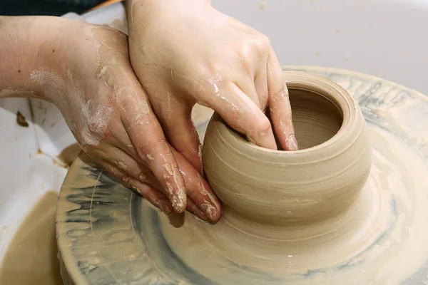 Poterie. l'enseignant enseigne le travail de l'élève sur la roue du potier — Photo