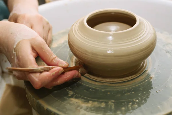 Ceramiche. l'insegnante insegna allo studente a lavorare sulla ruota del vasaio — Foto Stock