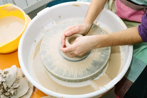 Cerâmica. o professor ensina o aluno a trabalhar na roda do oleiro — Fotografia de Stock
