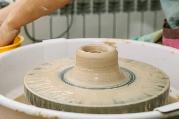 Cerâmica. o professor ensina o aluno a trabalhar na roda do oleiro — Fotografia de Stock