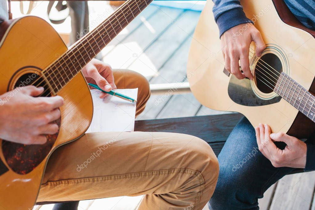 Уроки игры на гитаре. Набор на гитару объявление. Курсы игры на гитаре для начинающих взрослых. Гитара для начинающих уроки с нуля аккорды. Уроки по гитаре.