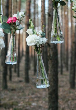 Düğün Çiçek dekorasyon arch ormanın içinde. Bir düğün çiçek dekorasyon fikri. doğada düğün kavramı.