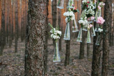 Düğün Çiçek dekorasyon arch ormanın içinde. Bir düğün çiçek dekorasyon fikri. doğada düğün kavramı.