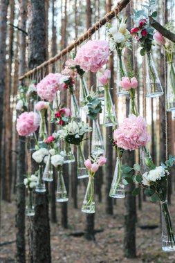 Düğün Çiçek dekorasyon arch ormanın içinde. Bir düğün çiçek dekorasyon fikri. doğada düğün kavramı.