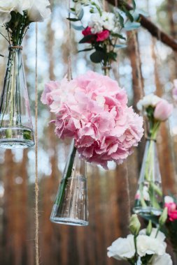 Düğün Çiçek dekorasyon arch ormanın içinde. Bir düğün çiçek dekorasyon fikri. doğada düğün kavramı.