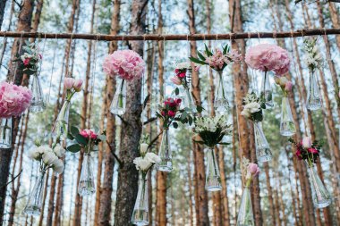 Düğün Çiçek dekorasyon arch ormanın içinde. Bir düğün çiçek dekorasyon fikri. doğada düğün kavramı.