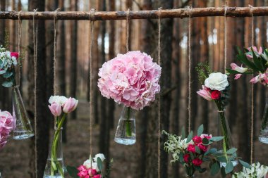 Düğün Çiçek dekorasyon arch ormanın içinde. Bir düğün çiçek dekorasyon fikri. doğada düğün kavramı.
