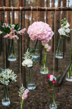 Düğün Çiçek dekorasyon arch ormanın içinde. Bir düğün çiçek dekorasyon fikri. doğada düğün kavramı.