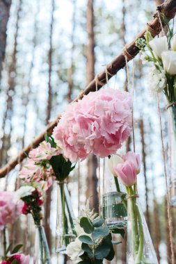Düğün Çiçek dekorasyon arch ormanın içinde. Bir düğün çiçek dekorasyon fikri. doğada düğün kavramı.