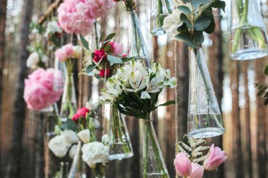 Düğün Çiçek dekorasyon arch ormanın içinde. Bir düğün çiçek dekorasyon fikri. doğada düğün kavramı.