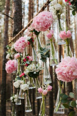 Düğün Çiçek dekorasyon arch ormanın içinde. Bir düğün çiçek dekorasyon fikri. doğada düğün kavramı.