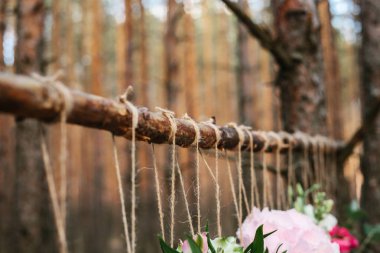 Düğün Çiçek dekorasyon arch ormanın içinde. Bir düğün çiçek dekorasyon fikri. doğada düğün kavramı.