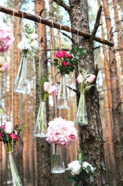 Düğün Çiçek dekorasyon arch ormanın içinde. Bir düğün çiçek dekorasyon fikri. doğada düğün kavramı.