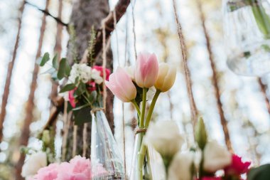 Düğün Çiçek dekorasyon arch ormanın içinde. Bir düğün çiçek dekorasyon fikri. doğada düğün kavramı.