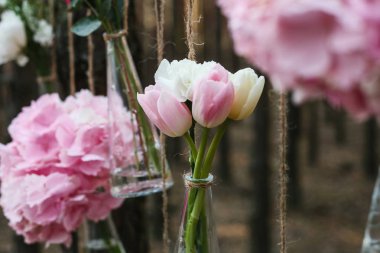 Düğün Çiçek dekorasyon arch ormanın içinde. Bir düğün çiçek dekorasyon fikri. doğada düğün kavramı.