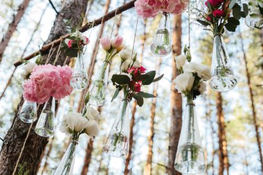 Düğün Çiçek dekorasyon arch ormanın içinde. Bir düğün çiçek dekorasyon fikri. doğada düğün kavramı.