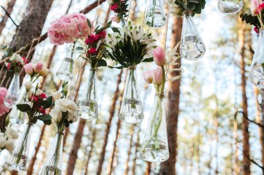 Düğün Çiçek dekorasyon arch ormanın içinde. Bir düğün çiçek dekorasyon fikri. doğada düğün kavramı.