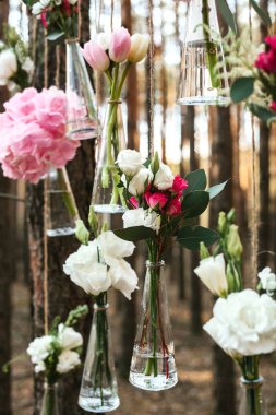 Düğün Çiçek dekorasyon arch ormanın içinde. Bir düğün çiçek dekorasyon fikri. doğada düğün kavramı.