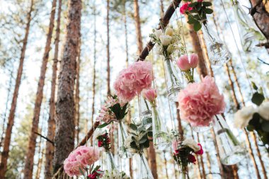 Düğün Çiçek dekorasyon arch ormanın içinde. Bir düğün çiçek dekorasyon fikri. doğada düğün kavramı.