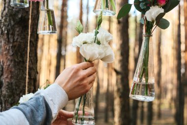 Düğün Çiçek dekorasyon arch ormanın içinde. Bir düğün çiçek dekorasyon fikri. doğada düğün kavramı.