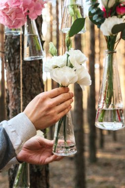 Düğün Çiçek dekorasyon arch ormanın içinde. Bir düğün çiçek dekorasyon fikri. doğada düğün kavramı.