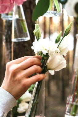 Düğün Çiçek dekorasyon arch ormanın içinde. Bir düğün çiçek dekorasyon fikri. doğada düğün kavramı.