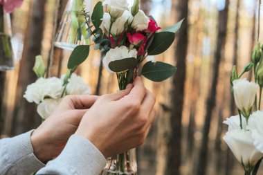 Düğün Çiçek dekorasyon arch ormanın içinde. Bir düğün çiçek dekorasyon fikri. doğada düğün kavramı.