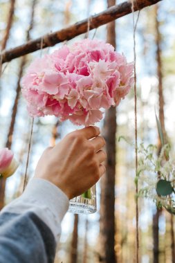 Düğün Çiçek dekorasyon arch ormanın içinde. Bir düğün çiçek dekorasyon fikri. doğada düğün kavramı.