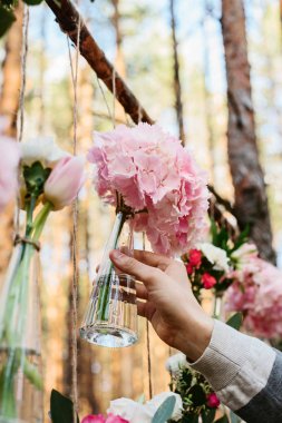 Düğün Çiçek dekorasyon arch ormanın içinde. Bir düğün çiçek dekorasyon fikri. doğada düğün kavramı.