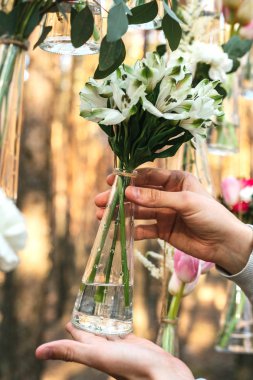 Düğün Çiçek dekorasyon arch ormanın içinde. Bir düğün çiçek dekorasyon fikri. doğada düğün kavramı.