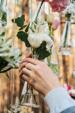 Düğün Çiçek dekorasyon arch ormanın içinde. Bir düğün çiçek dekorasyon fikri. doğada düğün kavramı.