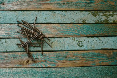 Ahşap bir yüzey üzerinde çivi. Sanayi geleneği. İnşaat kavramı.