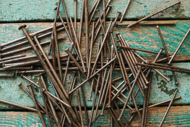 Ahşap bir yüzey üzerinde çivi. Sanayi geleneği. İnşaat kavramı.