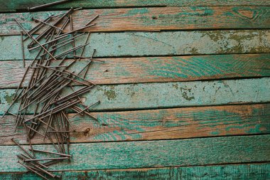 Ahşap bir yüzey üzerinde çivi. Sanayi geleneği. İnşaat kavramı.