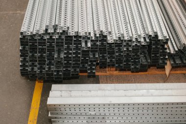 Demir ve çelik malzemeler depolama. demir dolapları fabrika üretimi.