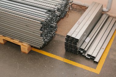 Demir ve çelik malzemeler depolama. demir dolapları fabrika üretimi.