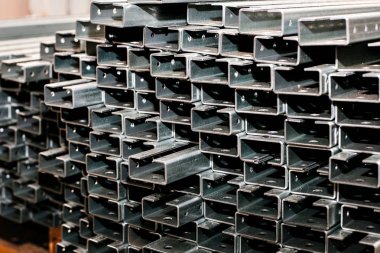 Demir ve çelik malzemeler depolama. demir dolapları fabrika üretimi.