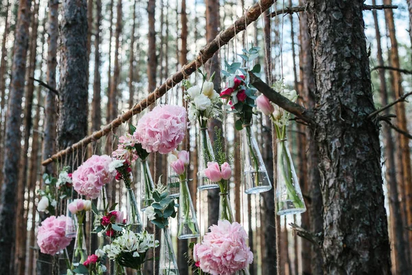 Fleurs de mariage décoration arche dans la forêt. L'idée d'une décoration de fleurs de mariage. concept de mariage dans la nature . — Photo