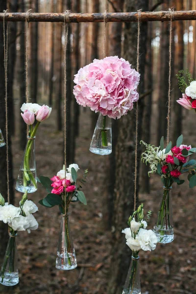 Hochzeit Blumen Dekoration Bogen im Wald. die Idee eines Hochzeitsblumenschmucks. Hochzeitskonzept in der Natur. — Stockfoto