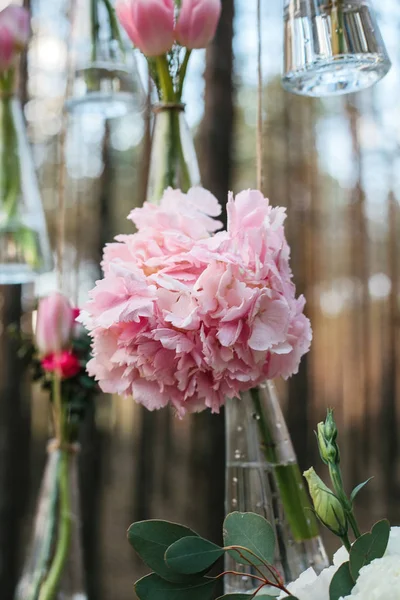 Hochzeit Blumen Dekoration Bogen im Wald. die Idee eines Hochzeitsblumenschmucks. Hochzeitskonzept in der Natur. — Stockfoto