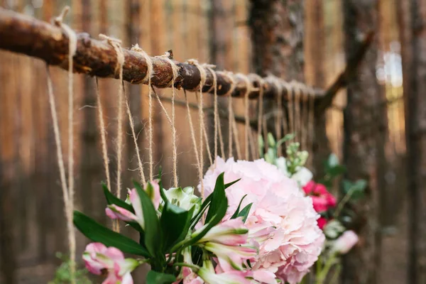 Flores do casamento arco decoração na floresta. A ideia de uma decoração de flores de casamento. conceito de casamento na natureza . — Fotografia de Stock
