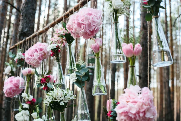 Hochzeit Blumen Dekoration Bogen im Wald. die Idee eines Hochzeitsblumenschmucks. Hochzeitskonzept in der Natur. — Stockfoto