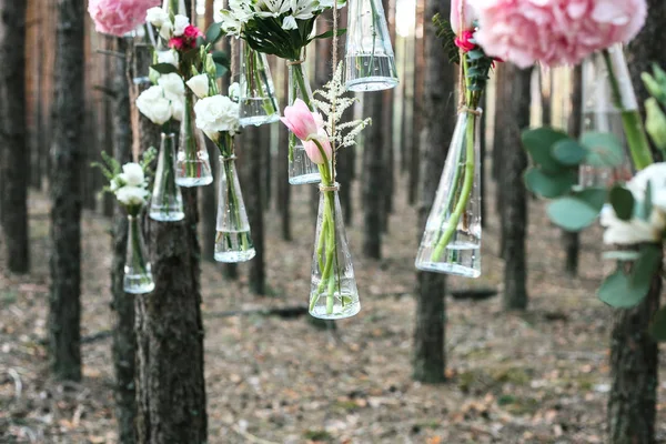 Fleurs de mariage décoration arche dans la forêt. L'idée d'une décoration de fleurs de mariage. concept de mariage dans la nature . — Photo