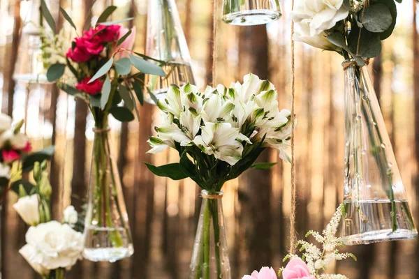 Fleurs de mariage décoration arche dans la forêt. L'idée d'une décoration de fleurs de mariage. concept de mariage dans la nature . — Photo