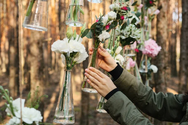 Hochzeit Blumen Dekoration Bogen im Wald. die Idee eines Hochzeitsblumenschmucks. Hochzeitskonzept in der Natur. — Stockfoto