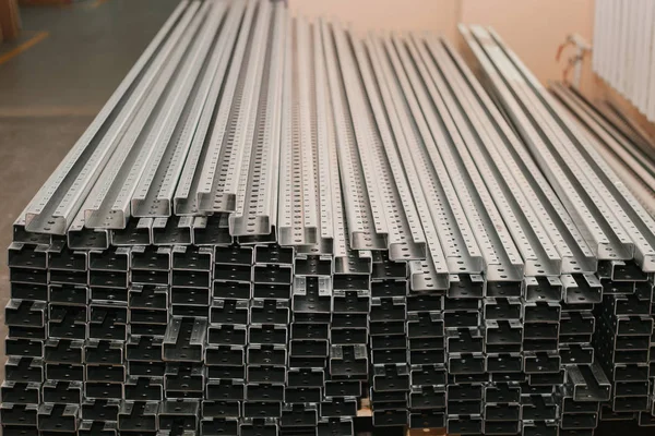 Stockage des matériaux en fer et en acier. la production d'armoires en fer usine . — Photo