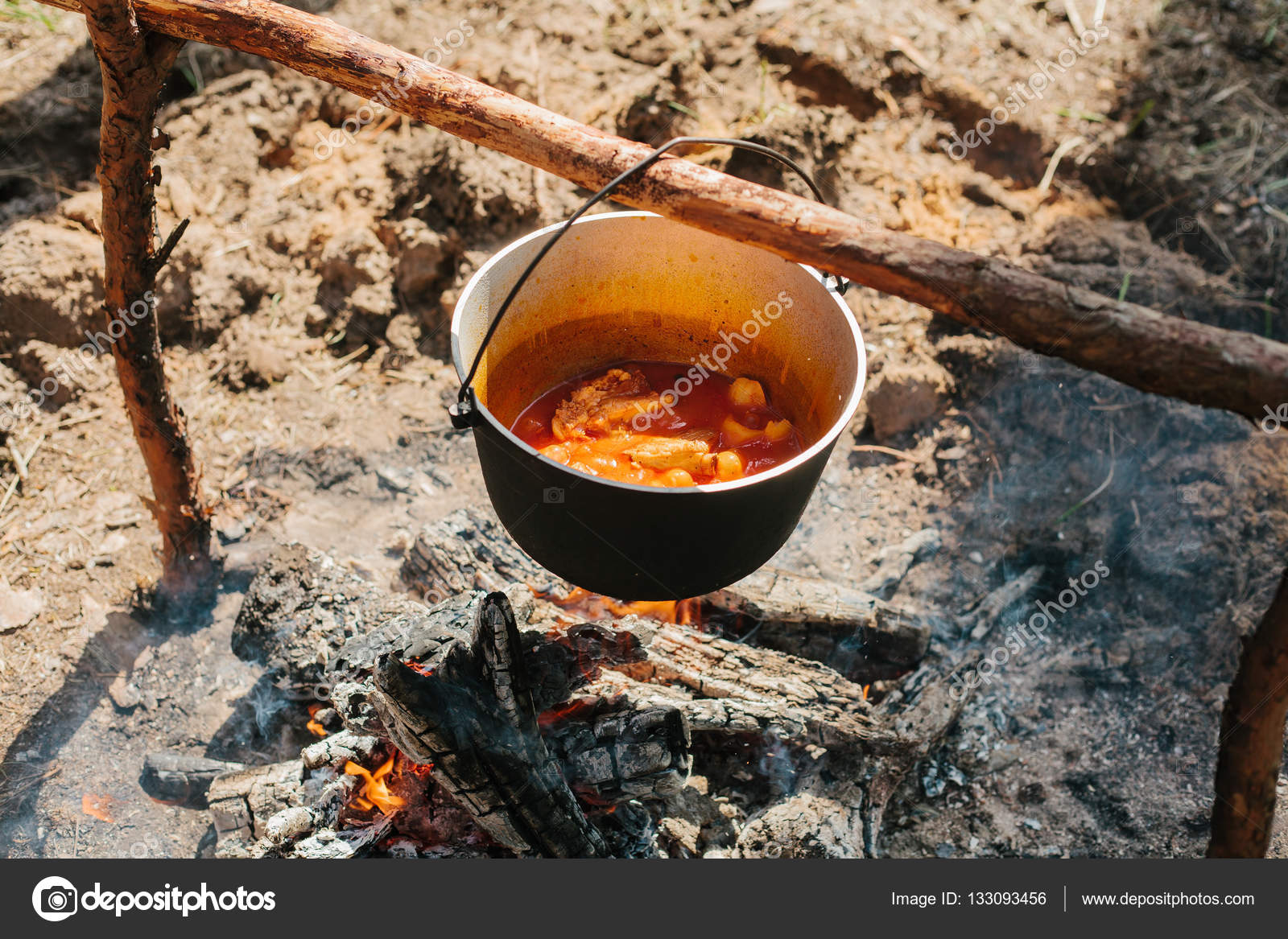 El fuego cerca del campamento. Cocinar en un fuego. Viaje ...