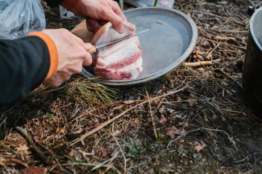  Ateşin yanında kamp. Yemek yemek bir yanıyor. Vahşi kavramı içine yolculuk.