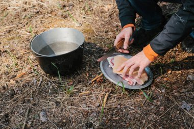  Ateşin yanında kamp. Yemek yemek bir yanıyor. Vahşi kavramı içine yolculuk.